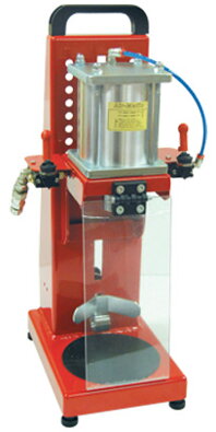 Korunkový uzavírač, stolní model, pneumatický